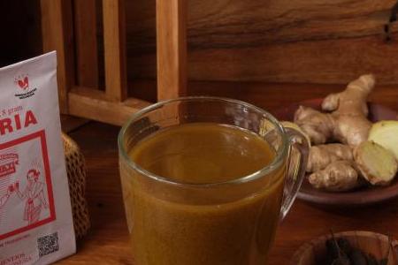 Jamu seduh air panas dan wedang jahe, madu dan telur